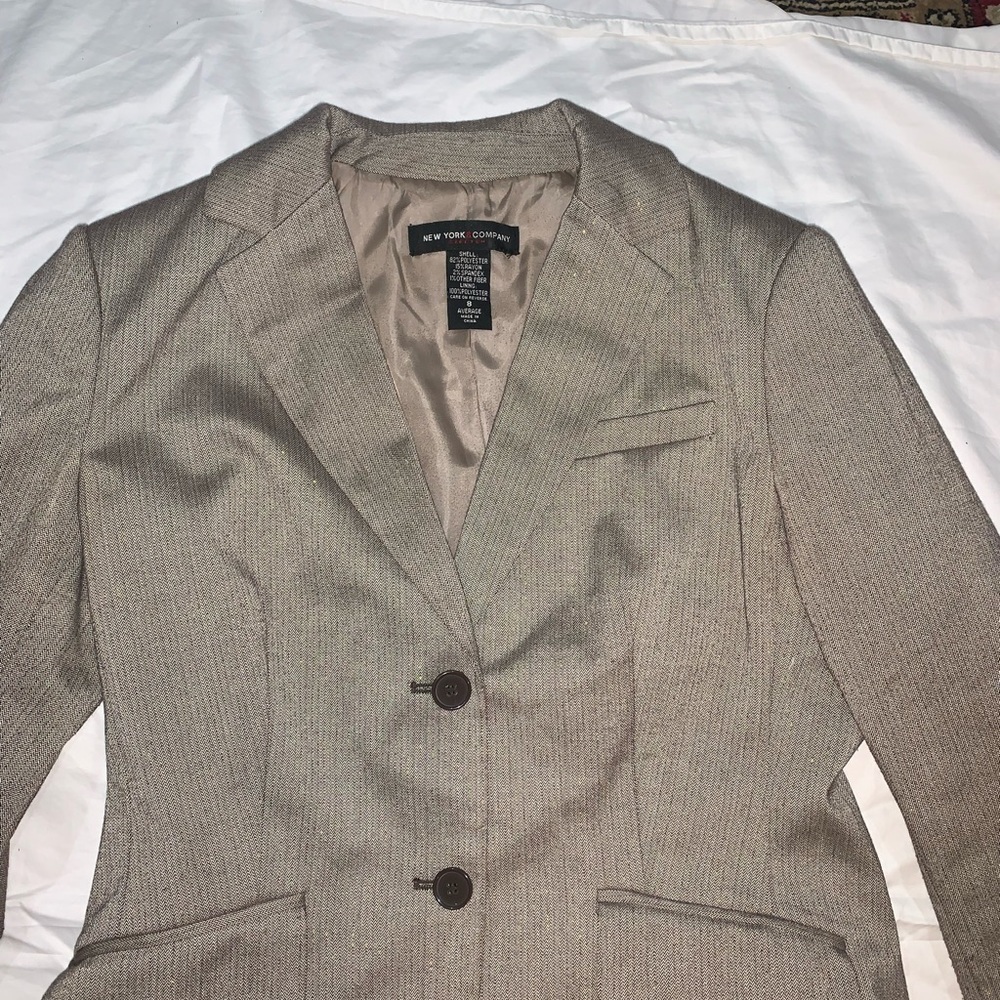 Ladies suit - Picture 3 of 4